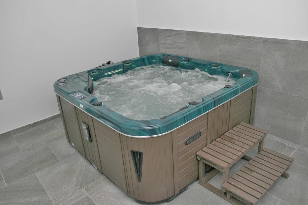 Sport Hotel Mustek Яхимов Екстериор снимка